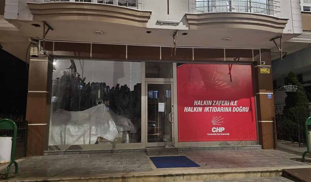 CHP'de tabela indi, eşyalar toplandı