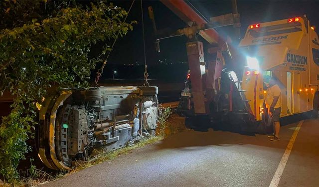 Kanala giren otomobil yan döndü