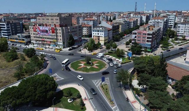 Altıyol kavşağında ışık geliyor