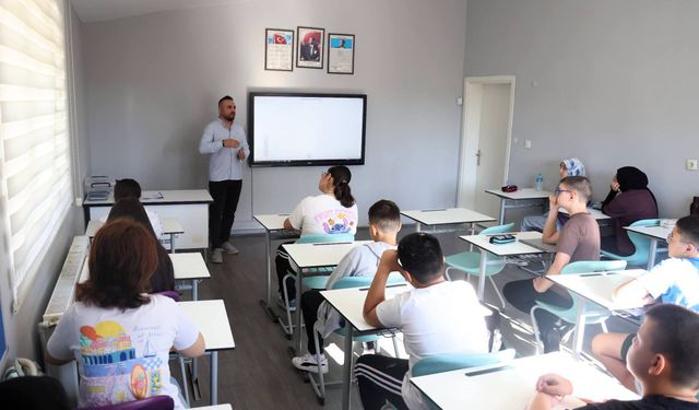 Çerkezköy’de öğrencilere ücretsiz yemek, servis ve kaynak kitap
