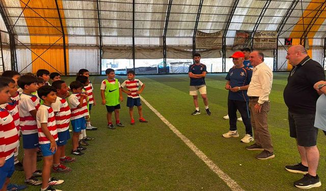 Başkan Aydın'dan Çerkezköy'ün futbol okuluna ziyaret