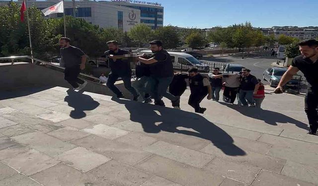 Kardeşine mesaj atan genci vurdu