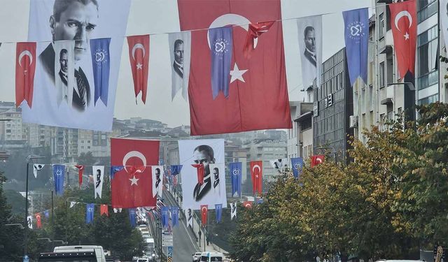 Caddeler Atatürk posteri ve Türk Bayrakları ile donatıldı