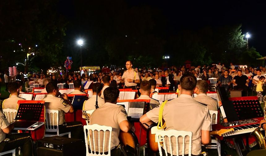 Askeri bando konser verdi