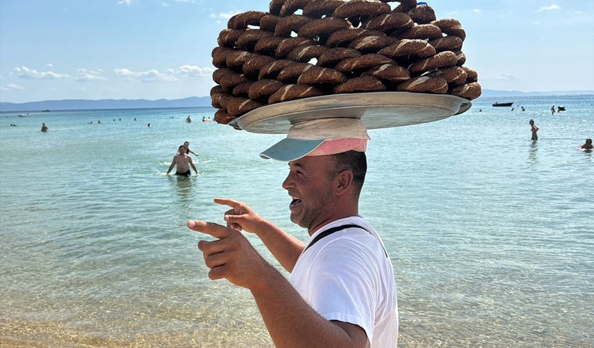 Trakya şivesiyle simitlerini satıyor