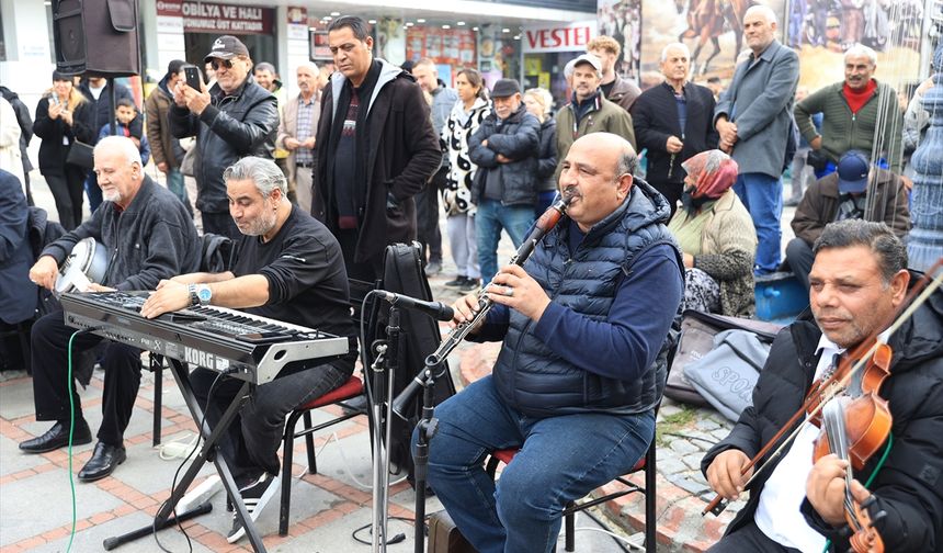 Çeribaşısının caddede çektiği klip açık hava konserine döndü