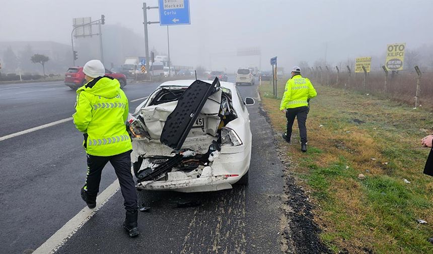 Kırmızı ışıkta bekleyen otomobile kamyonet çarptı