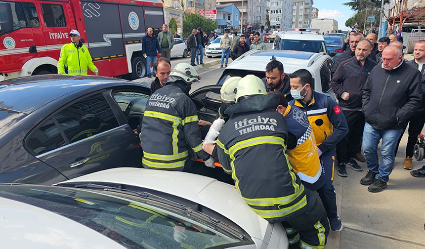 3 otomobile çarpıp yan döndü