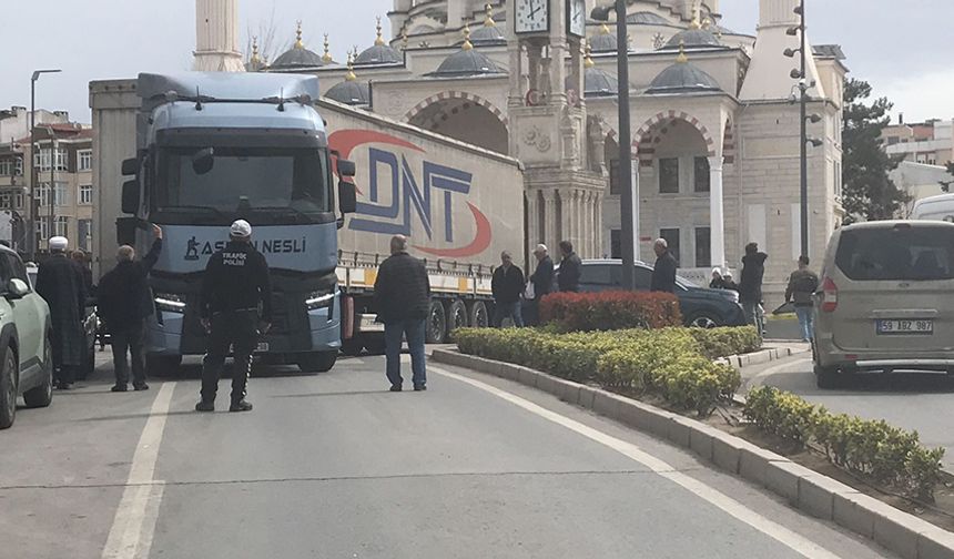 Yanlış caddeye girdi, trafiği kilitledi