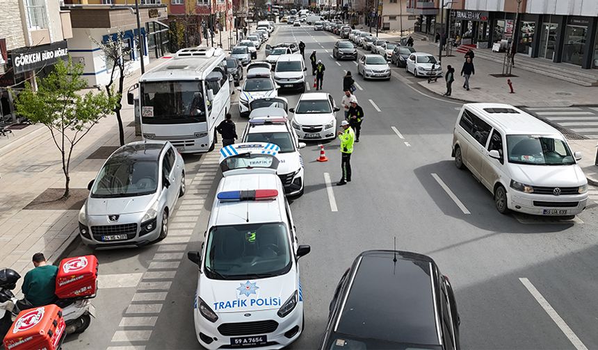 Yayalara yol vermeyenler polise yakalandı