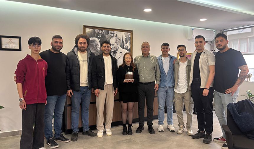 Başkan Memiş’e gençlerden sürpriz kutlama