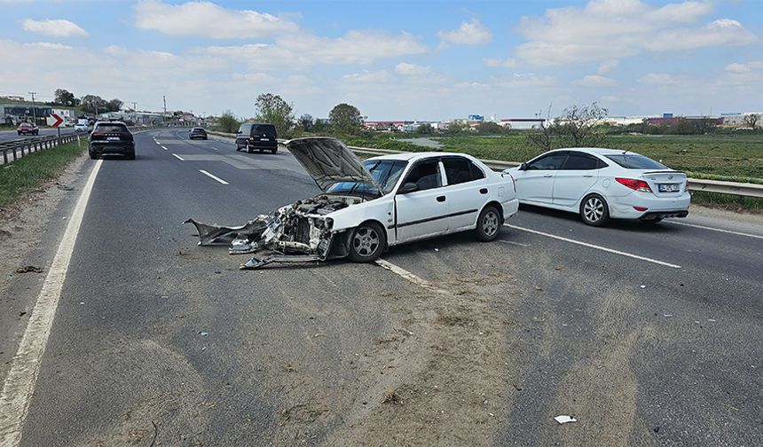 Bariyerlere çarpan otomobilin sürücüsü yaralandı