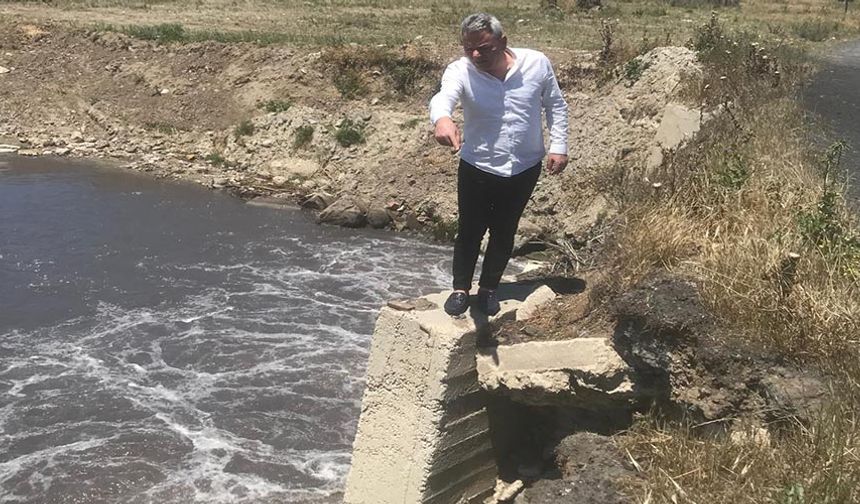 Dere simsiyah akıyor