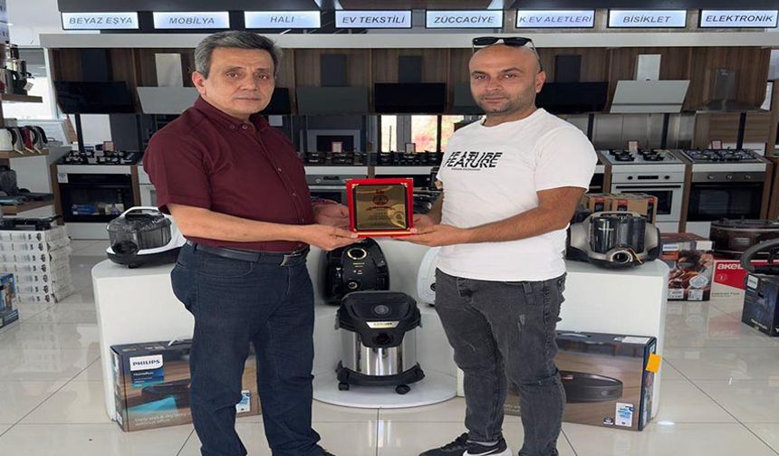 İpeksoy’dan Okay’a teşekkür plaketi