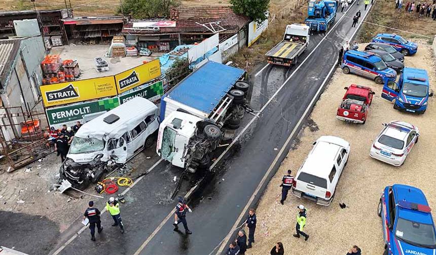 İşçi servisi ile kamyon çarpıştı: 3 ölü, 9 yaralı