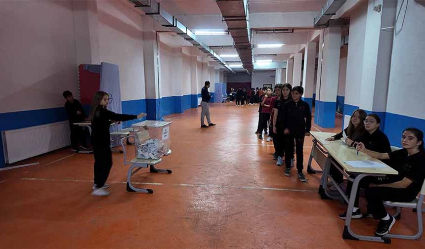Yusuf Şenel Ortaokulu’nda seçim heyecanı