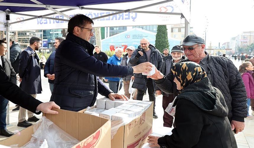 Vatandaşlara kandil simidi ikram edildi