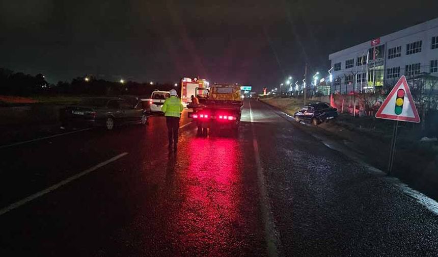 Aynı istikamete giden 2 otomobil çarpıştı: 3 yaralı