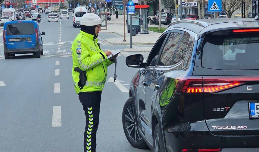 Yayalara yol verenlere teşekkür, vermeyenlere ceza