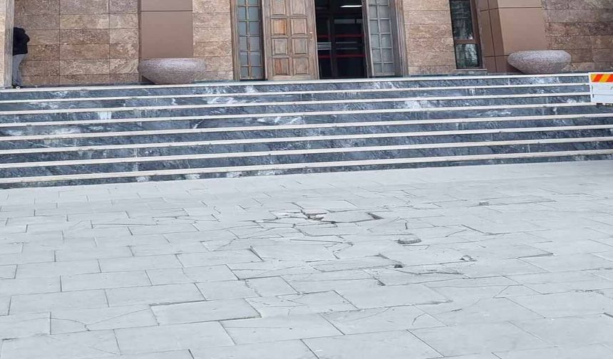 Daha açılalı bir yıl olmadan parkeler dağıldı