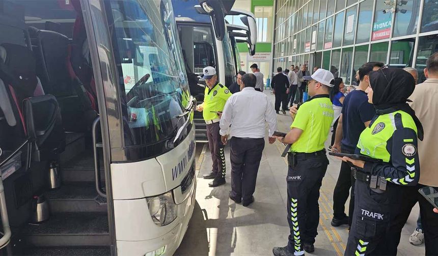 Polis ekipleri yolcu otobüslerini denetledi