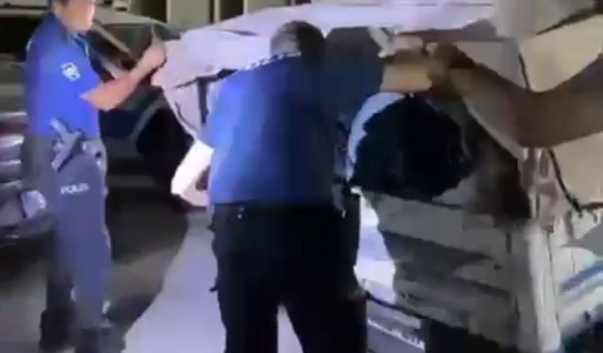 Kamyonetin kasasında yakalandılar