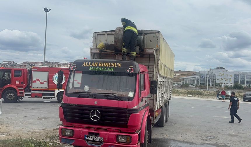 Pazar Alanındaki Kamyonda Yangın çıktı