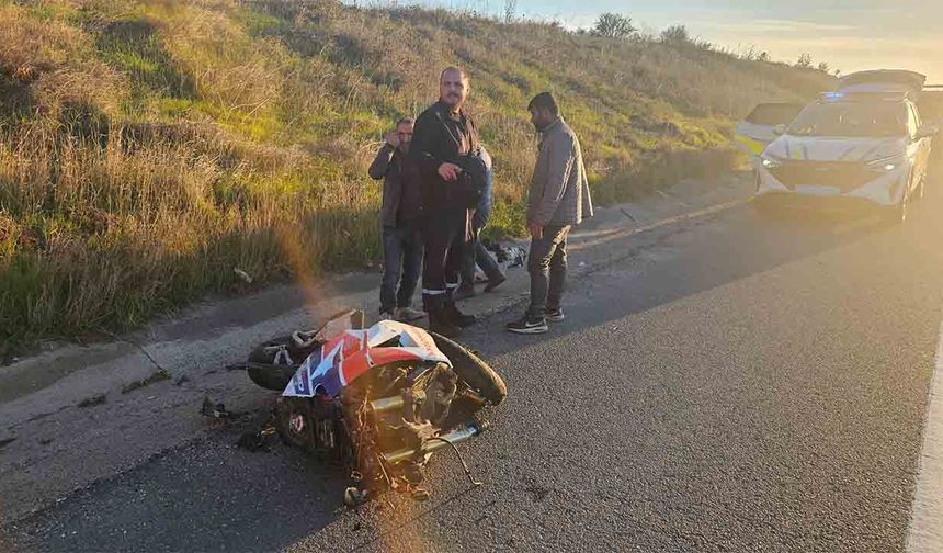 Feci kazada motosiklet ikiye bölündü
